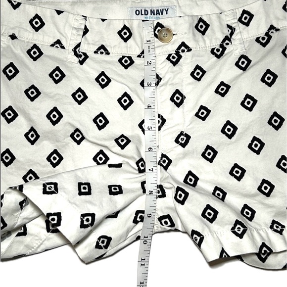 Old Navy Geometric Chino Shortie Shorts Black White Women’s 10 EUC - Picture 15 of 16